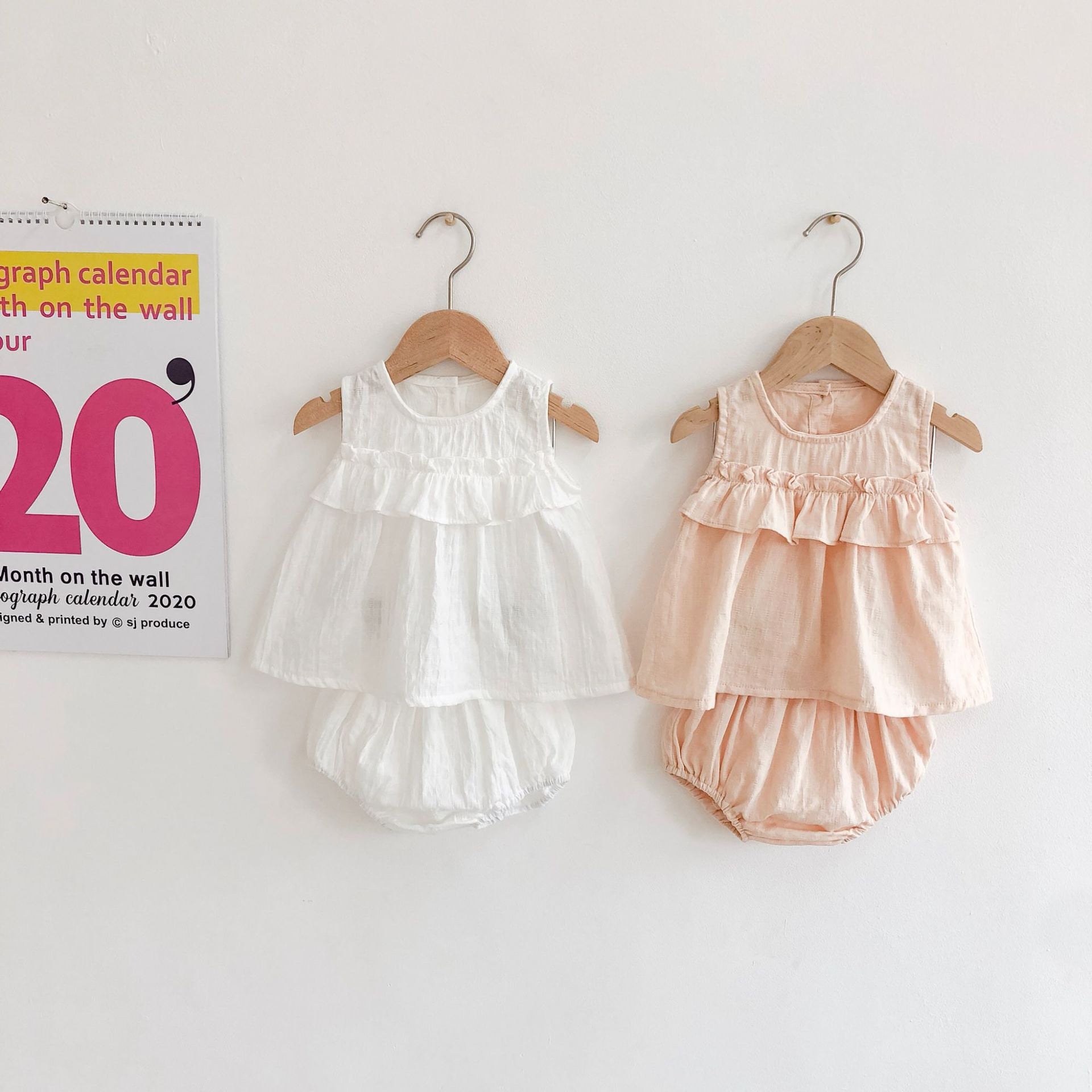 Summer baby girl two-piece suit, cotton sleeveless wooden ear top + lantern bread